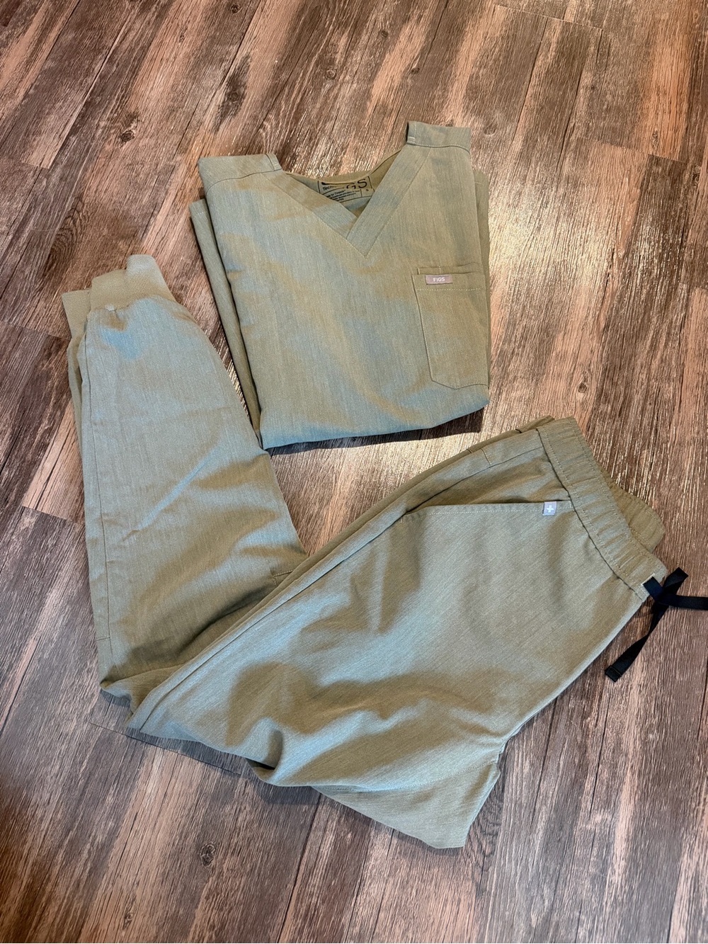 FIGS men’s Olive Green Scrub Pants & Top Set